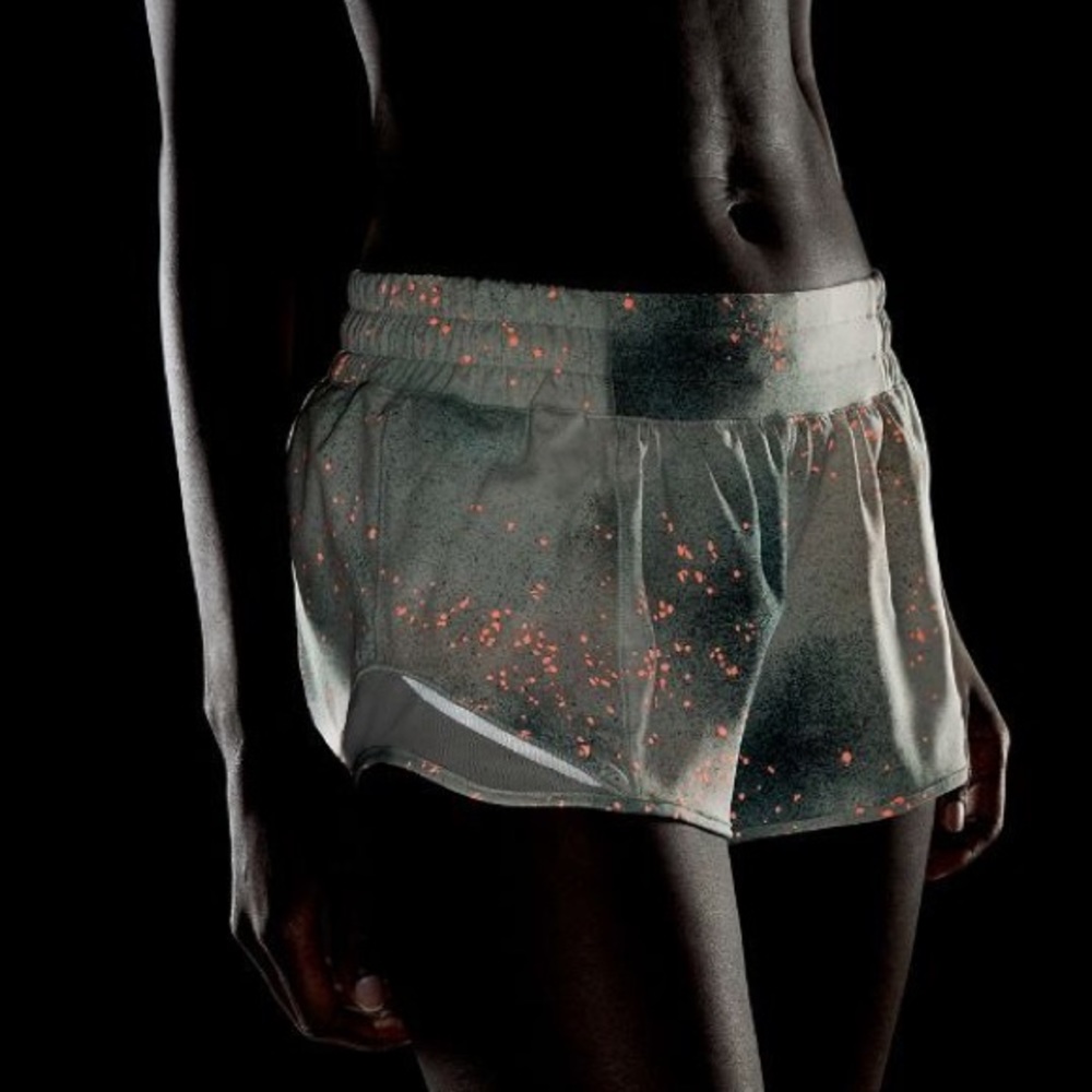 Lululemon Hotty Hot Low-Rise Short 2.5" - Size 8 - Reflective - NWT SCRF/DVGY